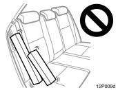 Toyota Prius: Precautions for use. Do not allow anyone to lean against theside of the rear right seatback, nor putany luggage or other obstructions on it.